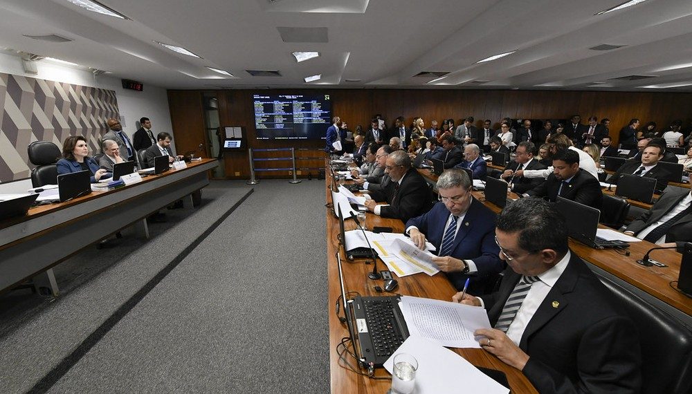 CCJ do Senado aprova PEC para incluir estados e municípios na reforma da Previdência