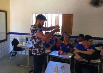 Estudante de especialização a distância realiza experimentos com baixo custo em escola pública de Marcelino Vieira