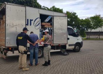 PRF prende homem e apreende carregamento ilegal em Santa Maria
