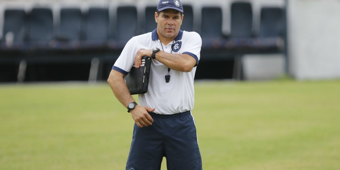 Santa Cruz de Natal oficializa contratação de técnico Léo Goiano