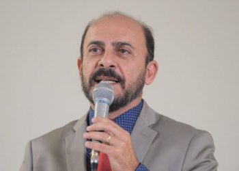 Fátima viaja e Antenor Roberto assume o Governo do RN