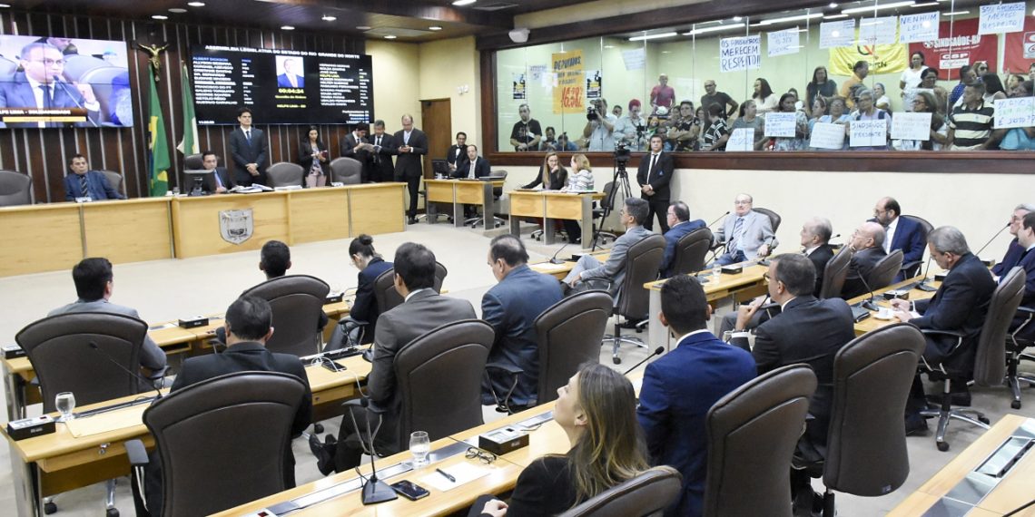 Deputados rejeitam emenda inconstitucional que iludia servidores com reajuste