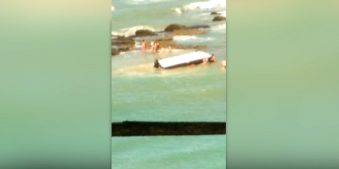 Lancha vira e cinco pessoas ficam feridas na Praia da Pipa, no RN