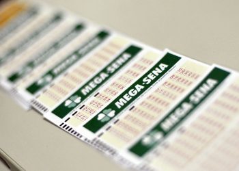 Mega-Sena acumula e prêmio vai a R$ 10,5 milhões; confira os números