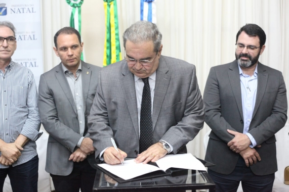 Prefeito Álvaro Dias assina Decreto que unifica e simplifica licenciamento de obras