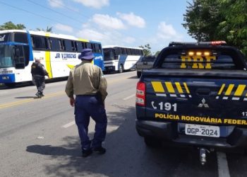 PRF apreende 15 ônibus e autua motoristas por exercício ilegal da atividade