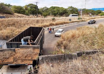 Em Natal, caminhão ‘entala’ no túnel de acesso à Avenida das Alagoas e interrompe passagem de veículos