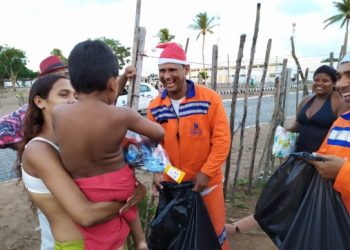 Gari Noel entrega mais de 300 brinquedos a crianças de comunidades carentes de Natal