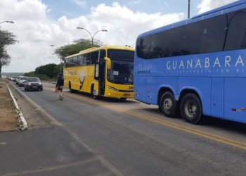 PRF realiza ação educativa sobre a importância do uso do cinto de segurança em ônibus