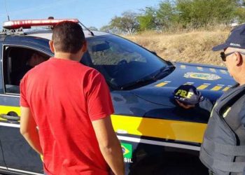 Após fazer ultrapassagem forçada, motorista é flagrado portando anfetamina