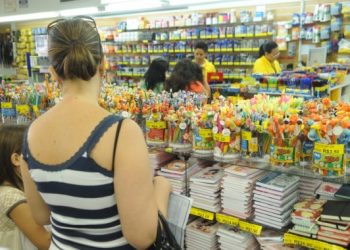 Procon Natal divulga lista de materiais escolares considerados abusivos
