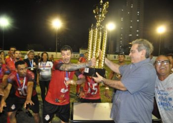 Prefeito de Natal entrega taça a campeões do campeonato de futebol de Dix-Sept Rosado