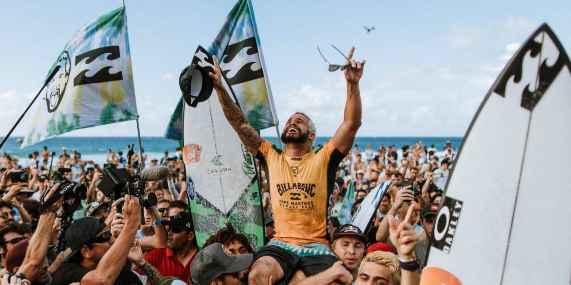 Ítalo Ferreira vence Gabriel Medina em final épica em Pipeline e é campeão mundial de surfe