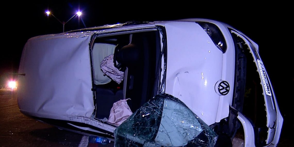 Motorista perde controle, bate em dois carros parados e capota veículo na Rota do Sol, em Natal