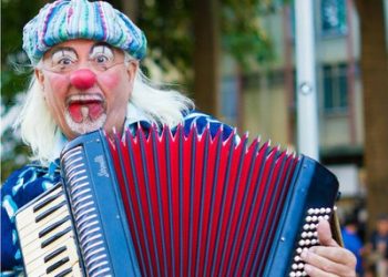 Estudantes homenageiam artista Junio Santos através de teatro de rua