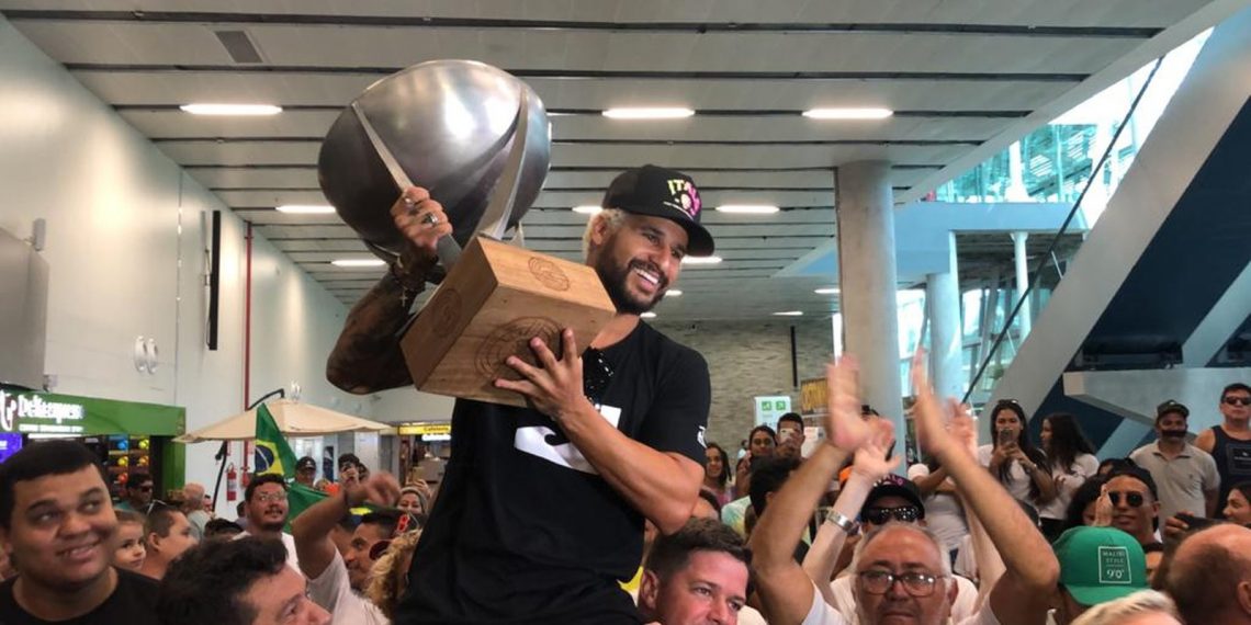 “Botou Medina na roda”: torcida recebe Ítalo Ferreira com festa e versão de música do Flamengo