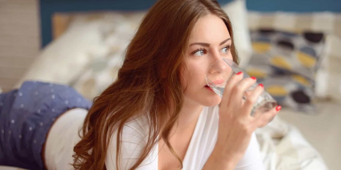 Cinco motivos para beber água assim que acorda