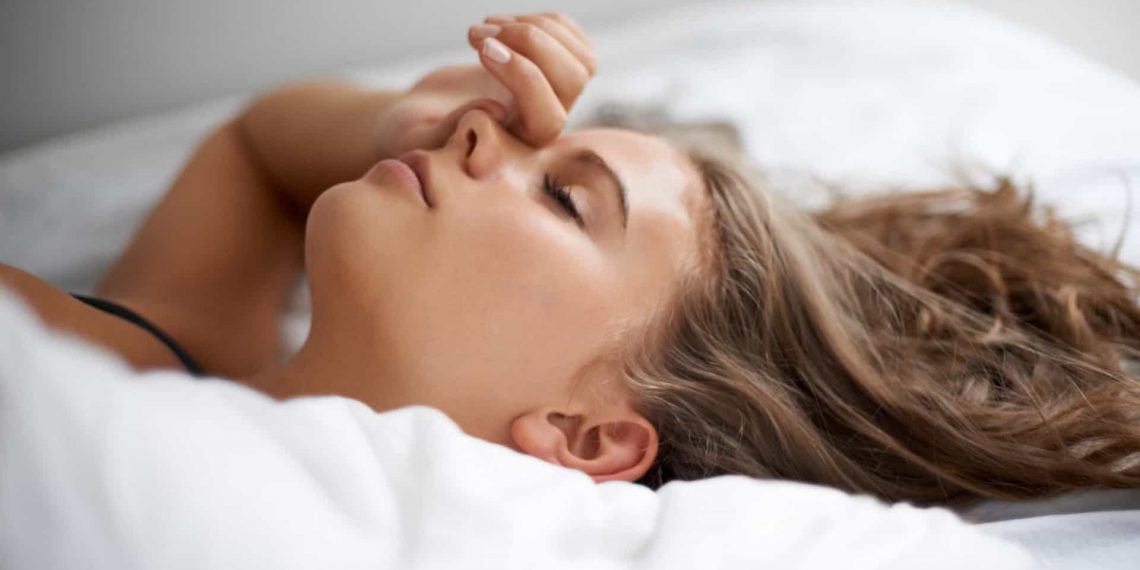 Dormir mais de nove horas por dia aumenta o risco de AVC