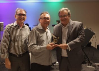 Prefeito Álvaro Dias recebe homenagem de empresários do Alecrim