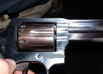 Acusado de homicídio é preso com arma de fogo