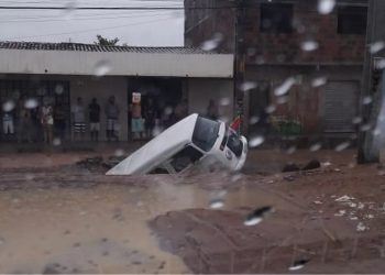 Chuva causa alagamentos, abre crateras e altera trânsito em vários pontos da Grande Natal nesta quinta (9)