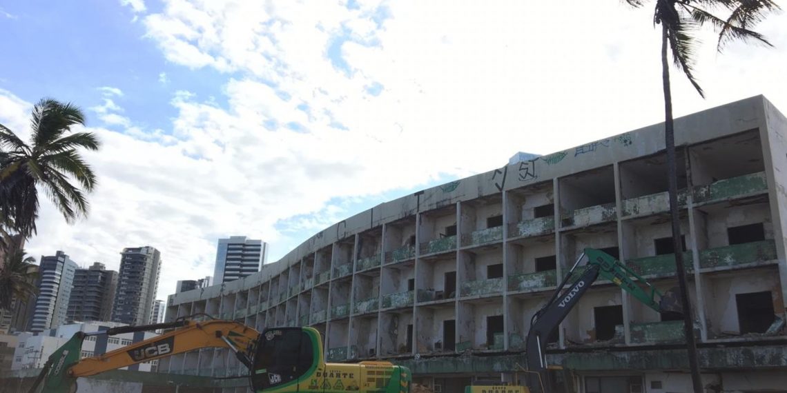 Hotel Reis Magos começa a ser demolido em Natal