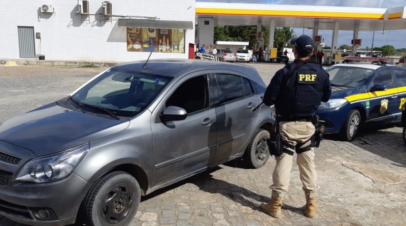 PRF prende 3 homens com veículo roubado, arma e munições