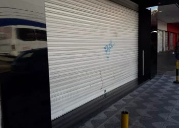 Policial tem arma roubada durante assalto a loja de celulares no Centro de Natal