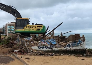 Antigo canteiro de obras que servia de depósito de lixo na Via Costeira é demolido
