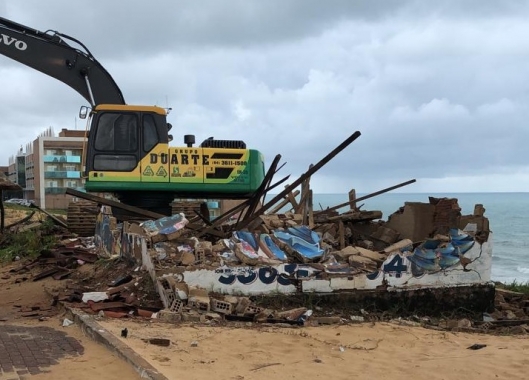 Antigo canteiro de obras que servia de depósito de lixo na Via Costeira é demolido