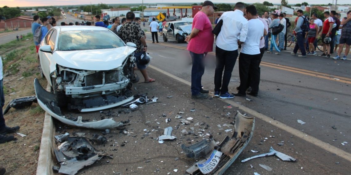 Carros batem de frente e uma pessoa morre na BR-405 em Mossoró