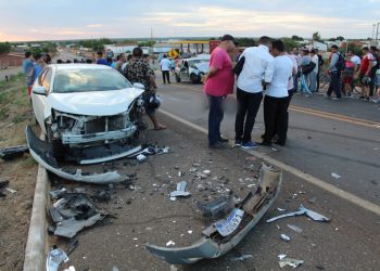 Carros batem de frente e uma pessoa morre na BR-405 em Mossoró