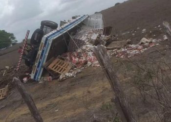 Caminhão tomba e carga de cerveja é saqueada no interior do RN