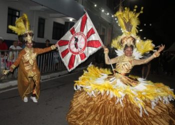 Carnaval de Natal: tribos de índios e escolas de samba abrem 1ª noite de desfiles