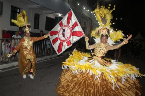 Carnaval de Natal: tribos de índios e escolas de samba abrem 1ª noite de desfiles