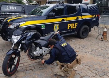 Homem é preso e adolescente é apreendido na BR 304 em Macaíba logo após roubar motocicleta em Parnamirim