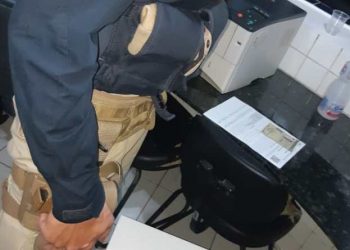 PRF prende dupla por porte ilegal de arma de fogo e por mandado de prisão em aberto