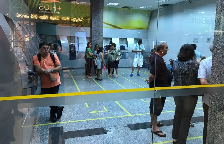 Porta de terminal bancário trava e clientes ficam presos por mais de uma hora em Natal