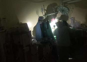 Cirurgia é feita com auxílio de lanternas de celulares durante apagão em hospital de Mossoró