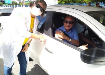 Parnamirim adere ao sistema drive-thru para vacinação aos idosos contra a Influenza