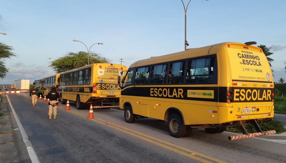 PRF apreende ônibus escolar que levava adolescentes para fazer título de eleitor no interior do RN