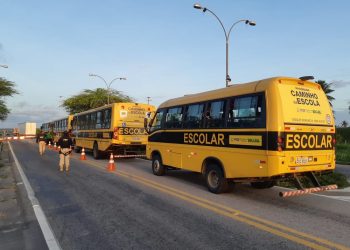 PRF apreende ônibus escolar que levava adolescentes para fazer título de eleitor no interior do RN