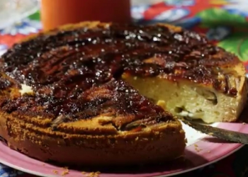 Bolo de banana assado com três camadas de recheio