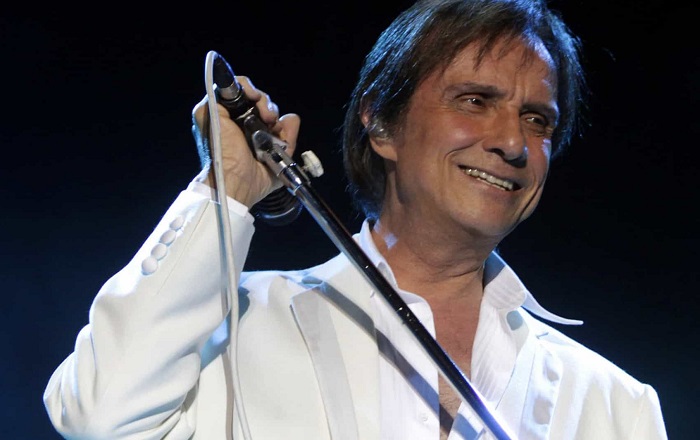 Roberto Carlos planeja live com show para os próximos dias