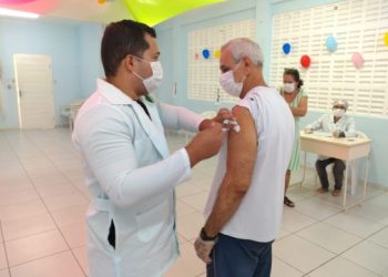 Natal atinge meta de vacinação para idosos e desativa postos volantes