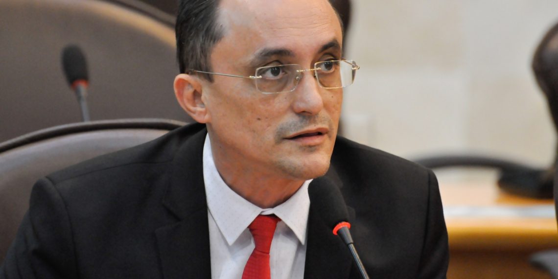 Souza requer distribuição de alimentos para instituições de idosos no Estado