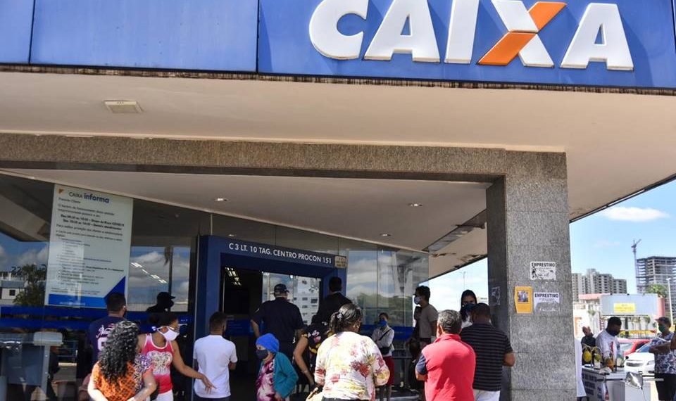Caixa paga auxílio de R$ 600 a 7,3 milhões; Agências abrem neste sábado