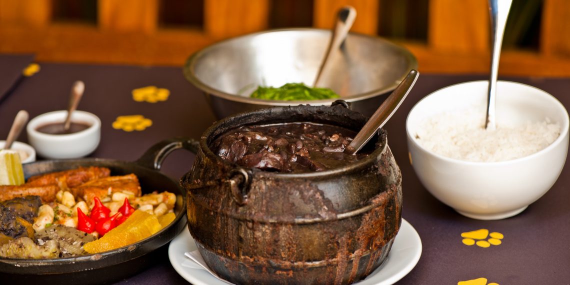 Receita de domingo: como fazer a feijoada do ‘Bar da Dona Onça’