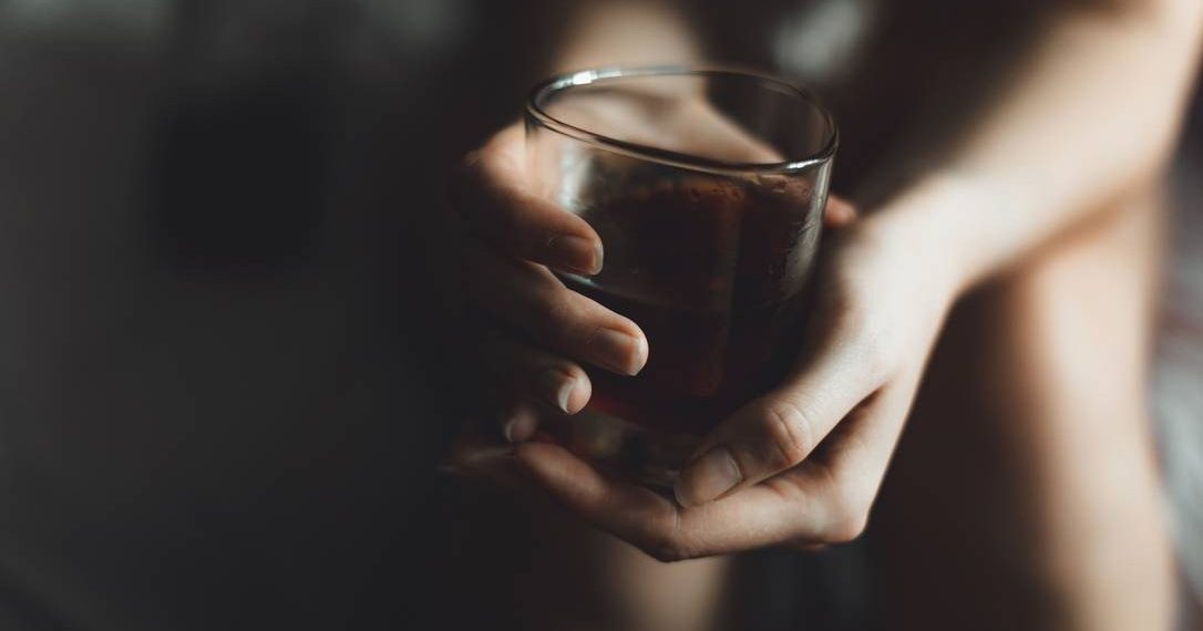Alcoolismo feminino: mulheres são o grupo mais vulnerável à doença durante pandemia