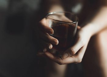 Alcoolismo feminino: mulheres são o grupo mais vulnerável à doença durante pandemia